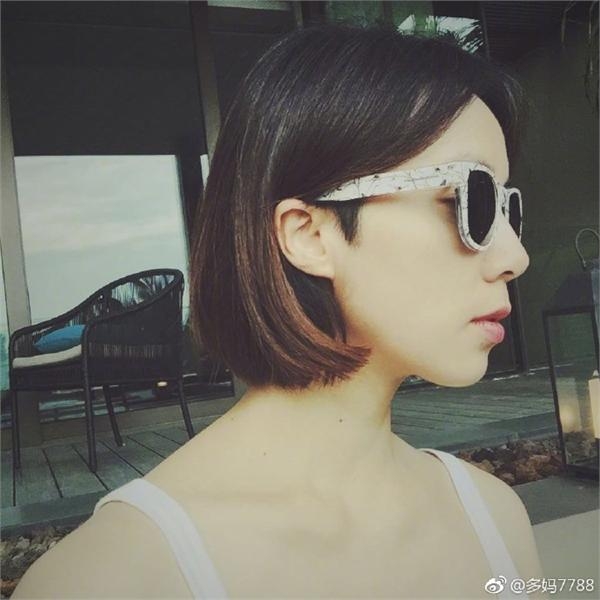 黄磊老婆孙莉怀三胎后罕见晒照 穿吊带戴墨镜被粉丝错认成她
