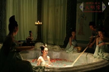 杨贵妃在华清宫温泉沐浴时为何必须戴浴帽?