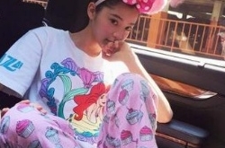 欧阳娜娜车内穿卡通睡衣晒太阳 明媚少女很清纯