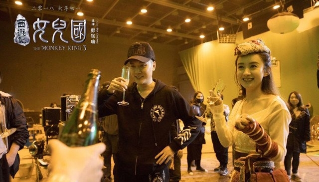 赵丽颖冯绍峰拼酒庆祝杀青