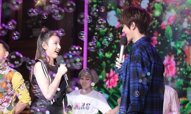 王一博宋祖儿同游杏花沟 甜蜜互动发糖不断