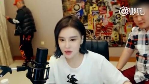 赵本山乱入妞妞直播摆出这姿势说在修炼 听到女儿唱歌逃离