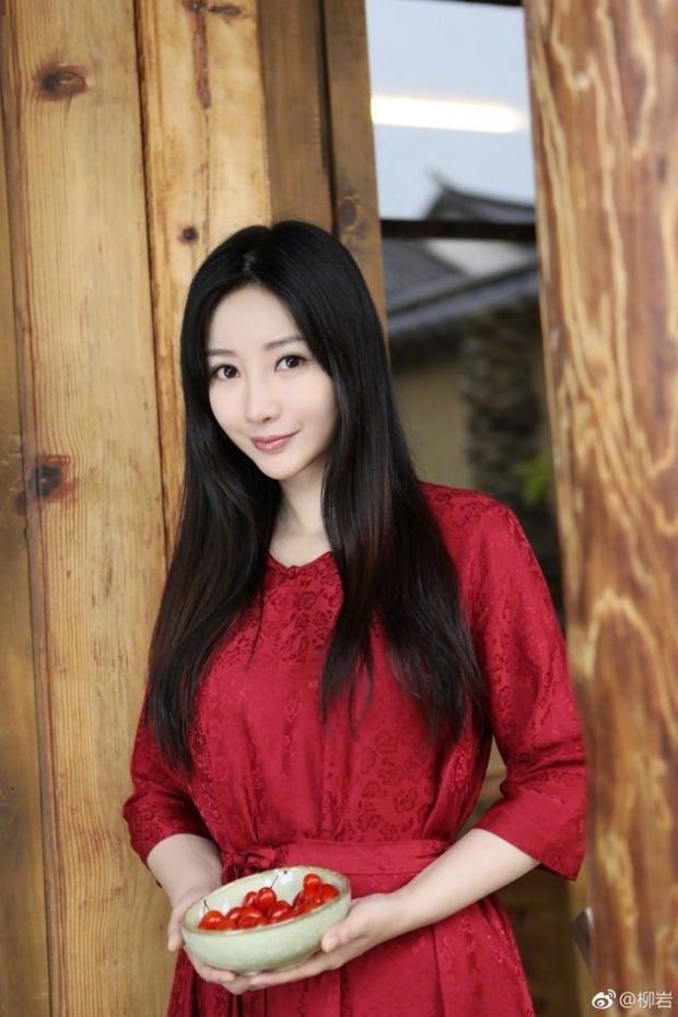 柳岩一袭红衣美爆！知性优雅乌黑长发楚楚动人