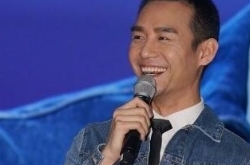 王凯换新发型 平头现身显男子气概