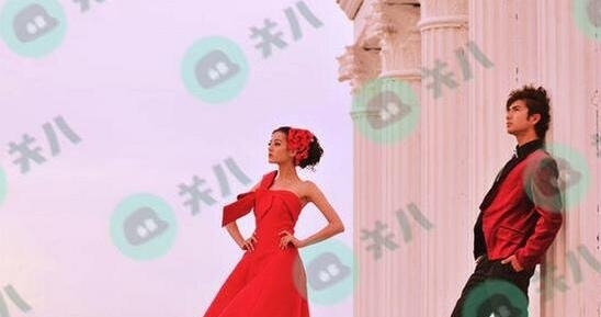 迪丽热巴婚纱照曝光 大学时在婚纱店当模特