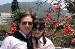 陈少霞与丈夫外出赏花 感谢老公陪自己做傻事
