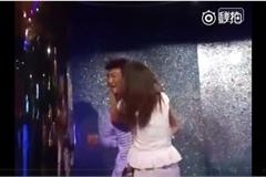 陈冠希扮蜡像吓游客结果被强吻 他第一反应竟是