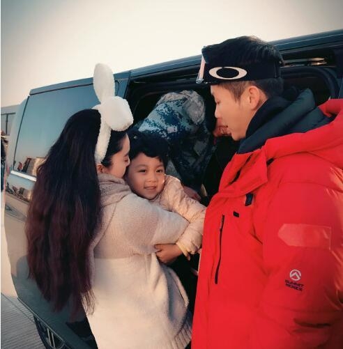 被范冰冰李晨抱着的那个萌娃是何方神圣？半个娱乐圈都被他收割