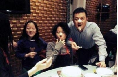 父女感情不错!窦靖童驾驶李亚鹏爱车出街