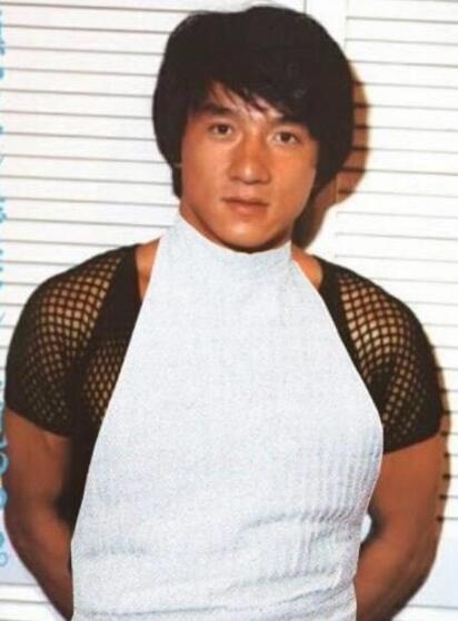 拿终身成就奖做走在时尚最前端的男人 成龙就是这么自信