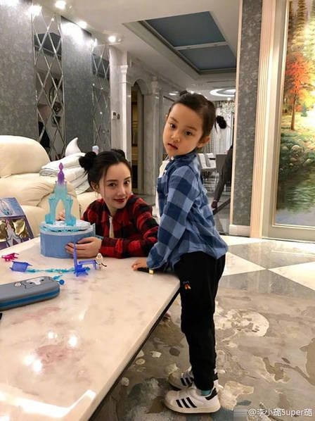 李小璐甜馨穿亲子装梳同款发型合影 却被贾乃亮用爱搞成这样
