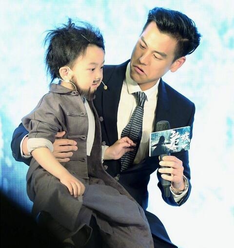被范冰冰李晨抱着的那个萌娃是何方神圣？半个娱乐圈都被他收割