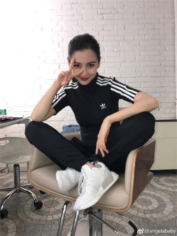 baby晒照回应代孕传闻 十个字怒怼卓伟网友秒懂叫好