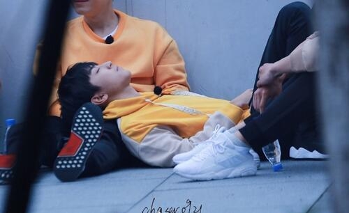 TFBOYS王俊凯录节目身体不适累吐了 强颜欢笑看了让人心疼