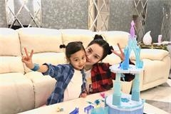 李小璐甜馨穿亲子装梳同款发型合影 却被贾乃亮