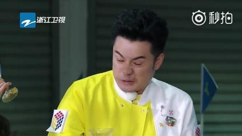 跑男5首期邓超扮新娘辣眼睛热巴迎鸡毛起舞 关晓彤撕刘嘉玲