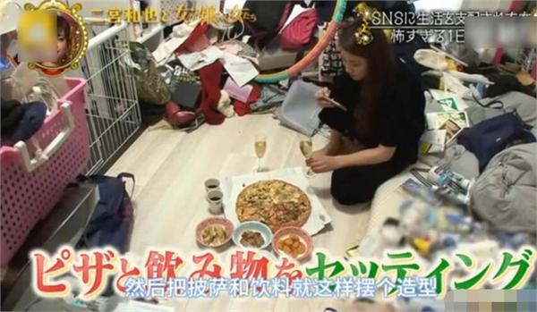 她生活在万人追捧的假象之中 真实生活曝光后让人想骂脏话