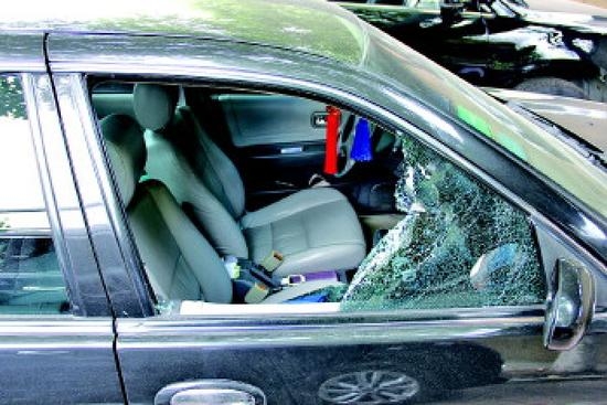 温州一女子车内割腕自杀 警察砸车窗救人