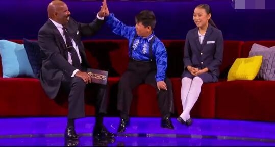“拉丁小胖”国外爆红气场超级强悍 激情热舞主持人看傻眼