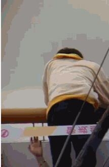 TFBOYS王俊凯录节目身体不适累吐了 强颜欢笑看了让人心疼