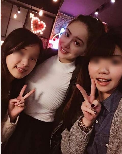 昆凌孕期近照曝光 上围比肚子变化明显