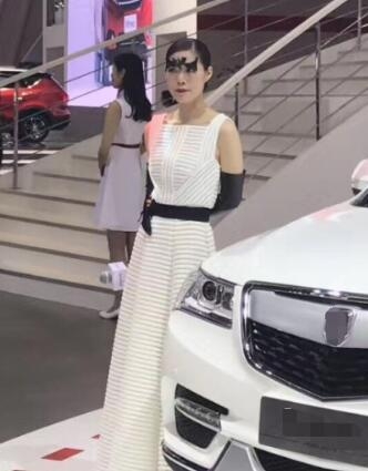 山寨王菲谢霆锋吓哭网友 天后长这样连本尊都看不下去