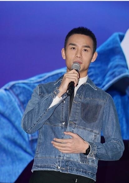 王凯换新发型 平头现身显男子气概
