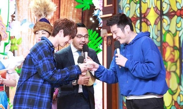 王一博宋祖儿同游杏花沟 甜蜜互动发糖不断