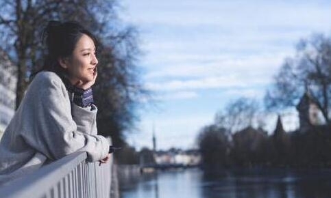 佟丽娅瑞士街拍 丫丫沐浴在春日美出天际