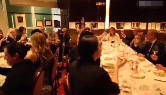 奶茶妹妹请美国半个时尚圈人士参加晚宴 被吐槽口语太差