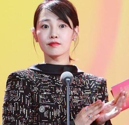 白百何给范冰冰颁奖遭无视一点不尴尬 台下与金巧巧老公热聊
