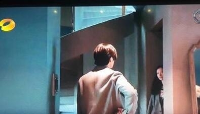 疑似撒狗粮 井柏然出门前好像吻了倪妮
