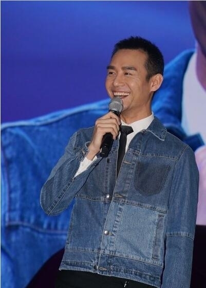 王凯换新发型 平头现身显男子气概