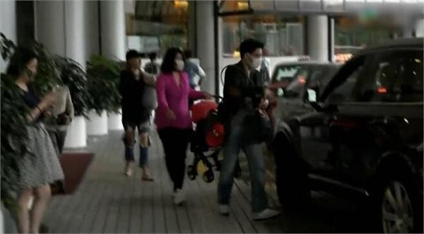 郭晶晶二胎产女儿子趴床边吻妹妹 霍震霆7个字形容孙女长相