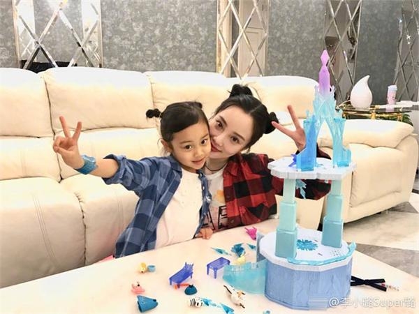 李小璐甜馨穿亲子装梳同款发型合影 却被贾乃亮用爱搞成这样