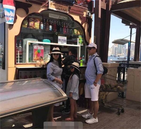 李湘一家三口游迪拜 发现被偷拍后王诗龄的表情亮了