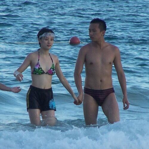 网曝邓超孙俪海里互换泳裤照 邓超这眼神和裤子都尴尬爆了