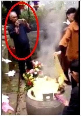 李湘回乡祭祖不满被乡亲围观全程黑脸 仪式没完就掉头离开