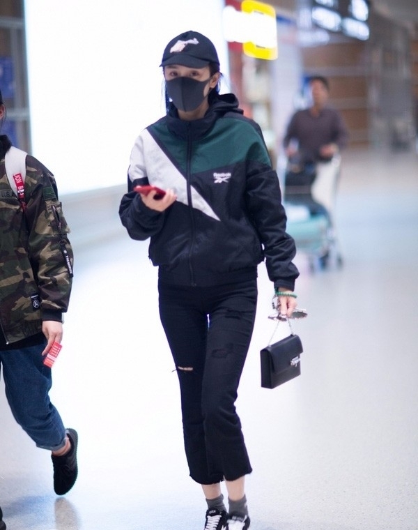 杨幂机场照又换风格 这样的大幂幂你看过吗