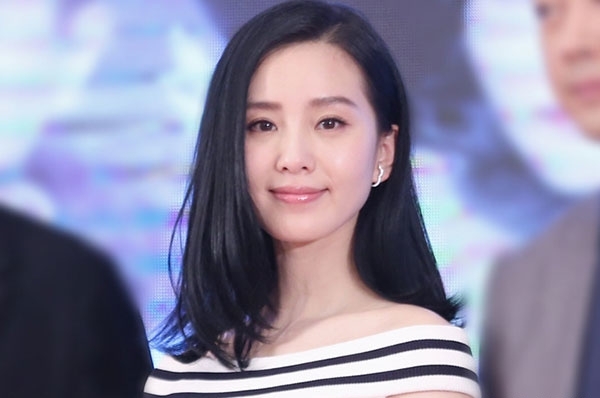 春意微醉，瞧一字领如何演绎优雅知性美