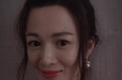“双儿”陈少霞罕见晒照 优雅端庄堪称美魔女