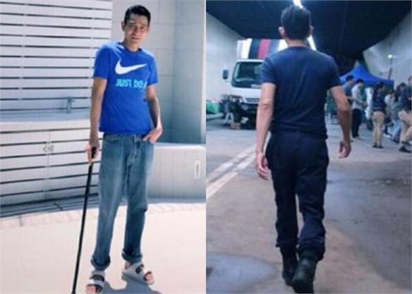 刘德华受伤3月后终于能站起来 拄拐晒太阳显憔悴瘦了一圈