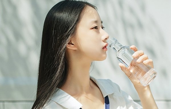 皮肤干燥怎么补水
