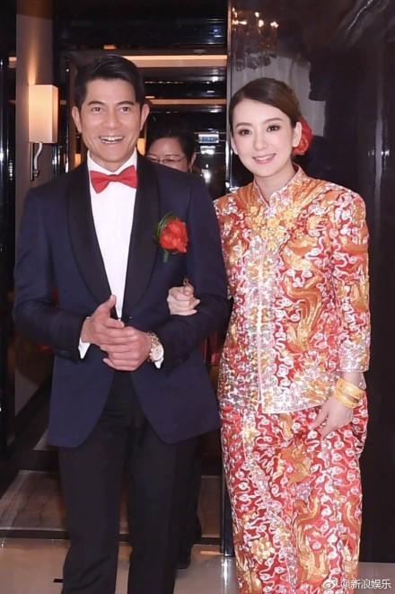 郭富城接亲现场被起哄亲吻方媛 如此反应还说了4个字