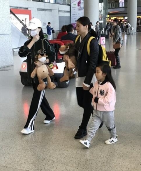 李小璐带甜馨去机场显温情 网友却因这两个细节气炸了