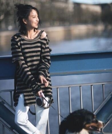 佟丽娅瑞士街拍 丫丫沐浴在春日美出天际
