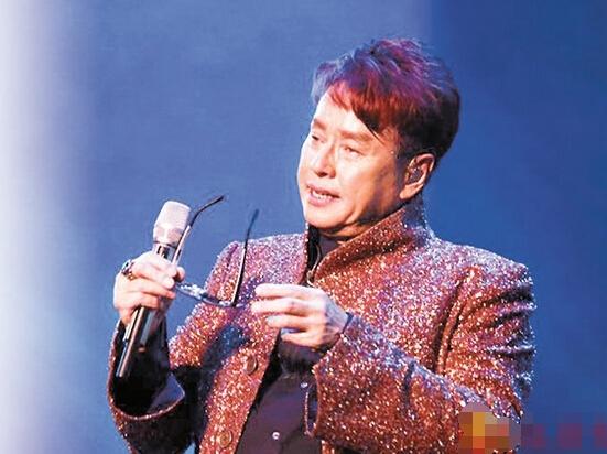 谭咏麟热泪盈眶。