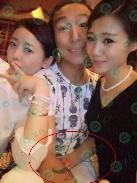 陈羽凡左拥右抱美女照流出被摸不可描述地方 跟白百何相呼应