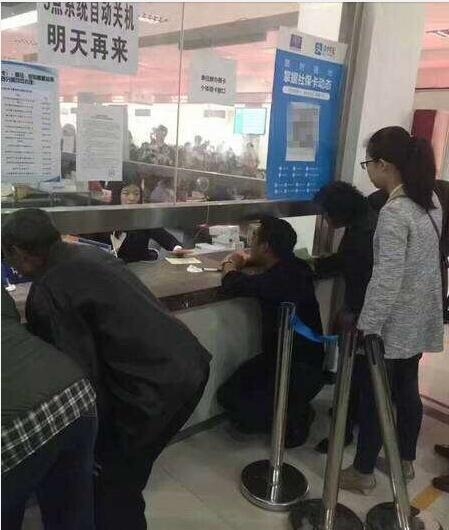 人民的名义太6了感谢达康书记 全国多地现实版跪式窗口已整改