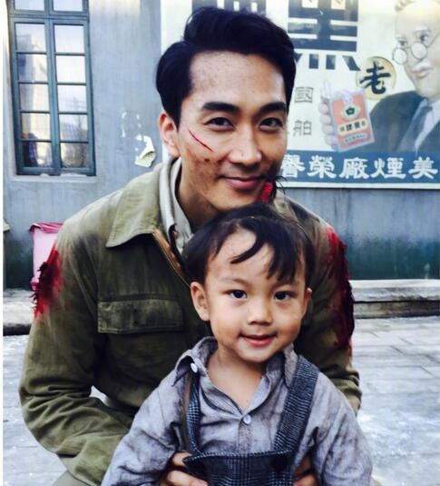 被范冰冰李晨抱着的那个萌娃是何方神圣？半个娱乐圈都被他收割